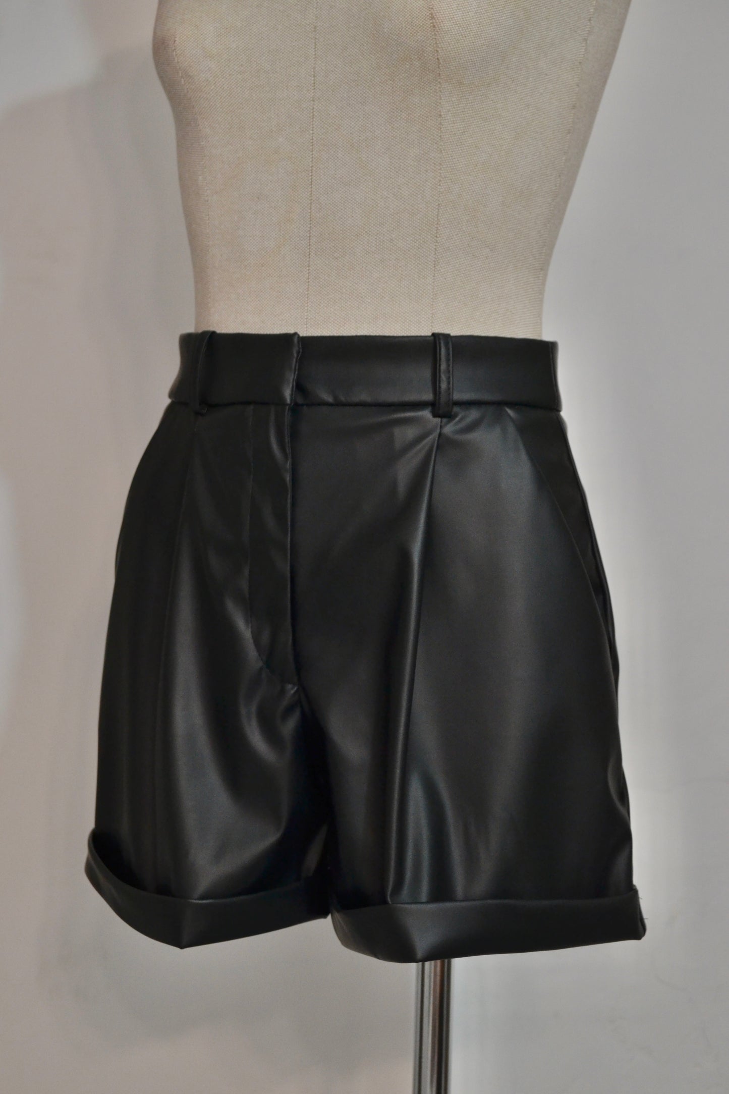 SHORT DE VINIPIEL NEGRO