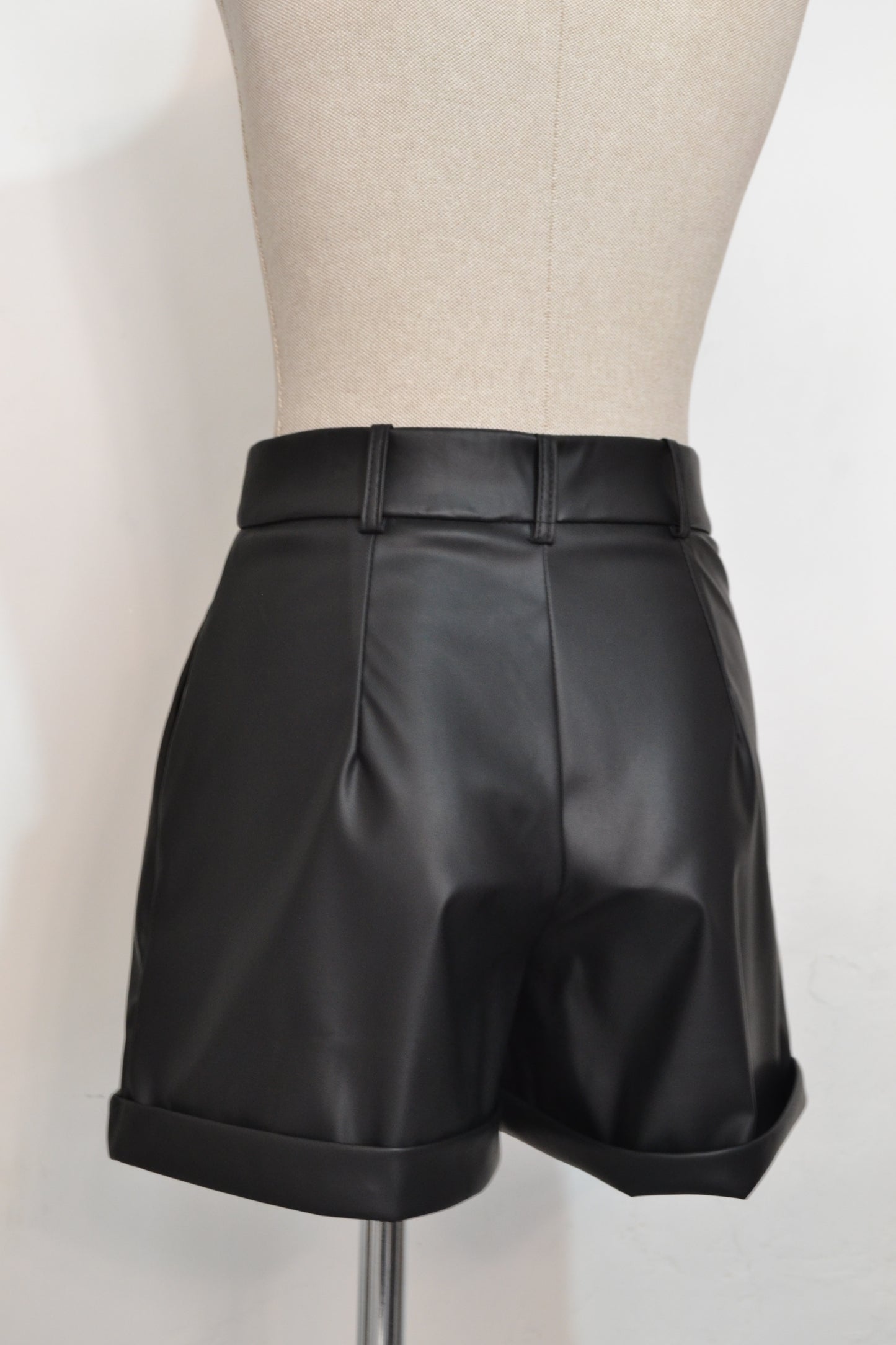 SHORT DE VINIPIEL NEGRO