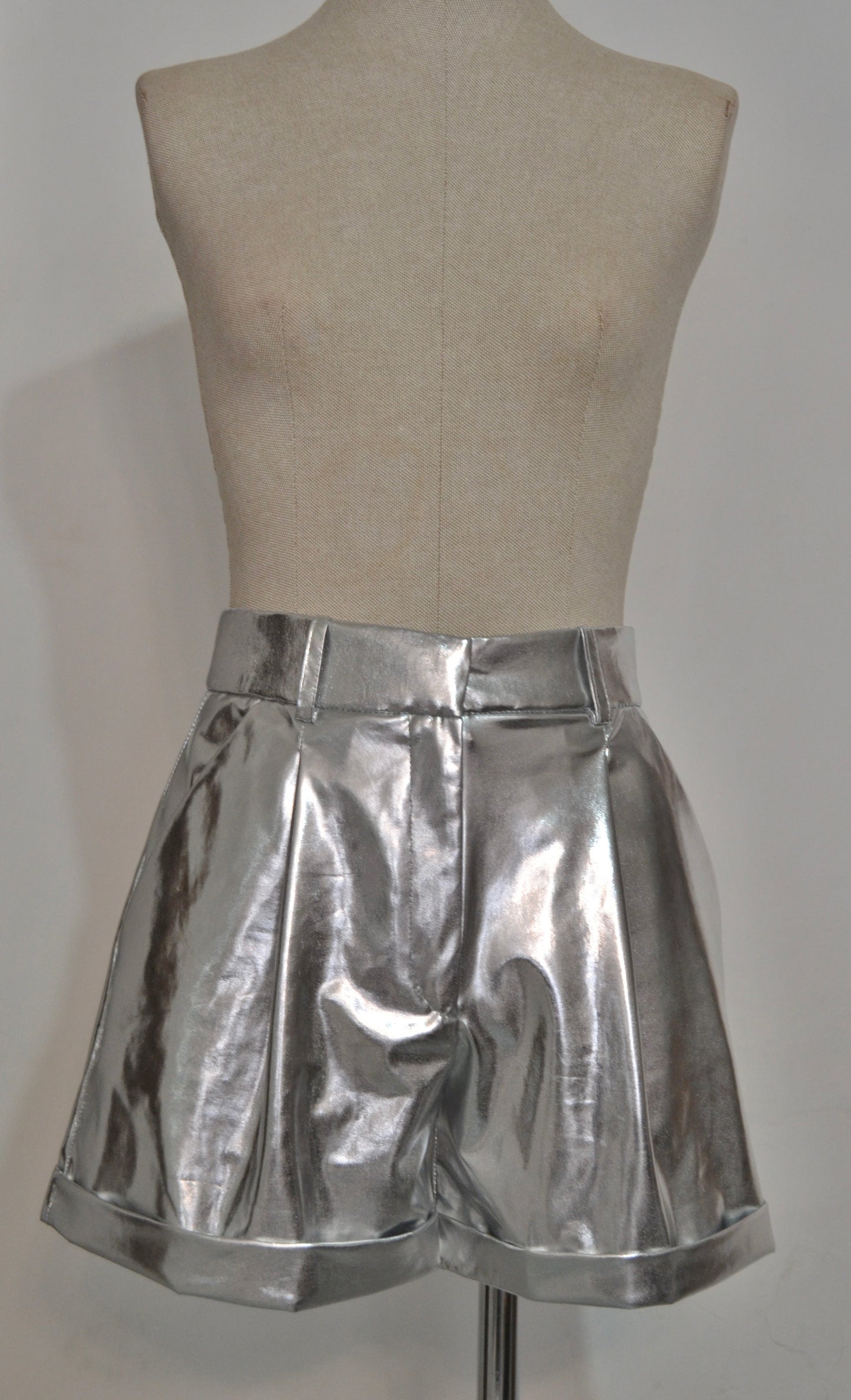 SHORT PLATEADO