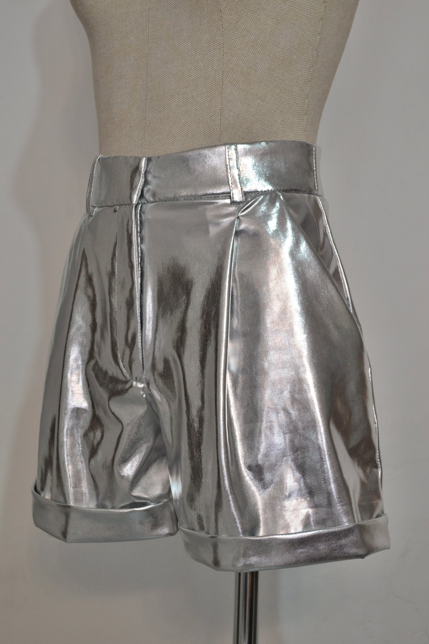 SHORT PLATEADO