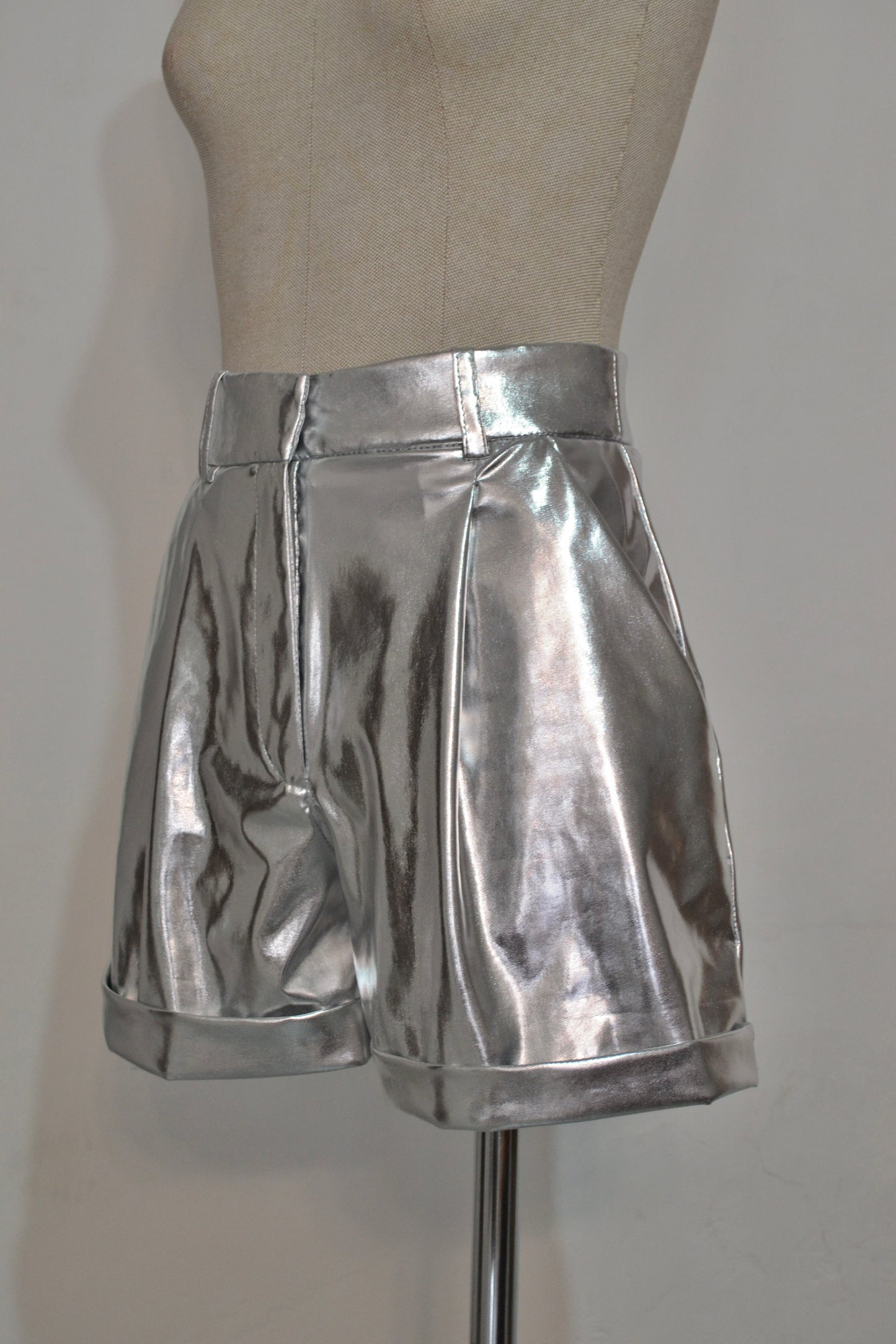 SHORT PLATEADO