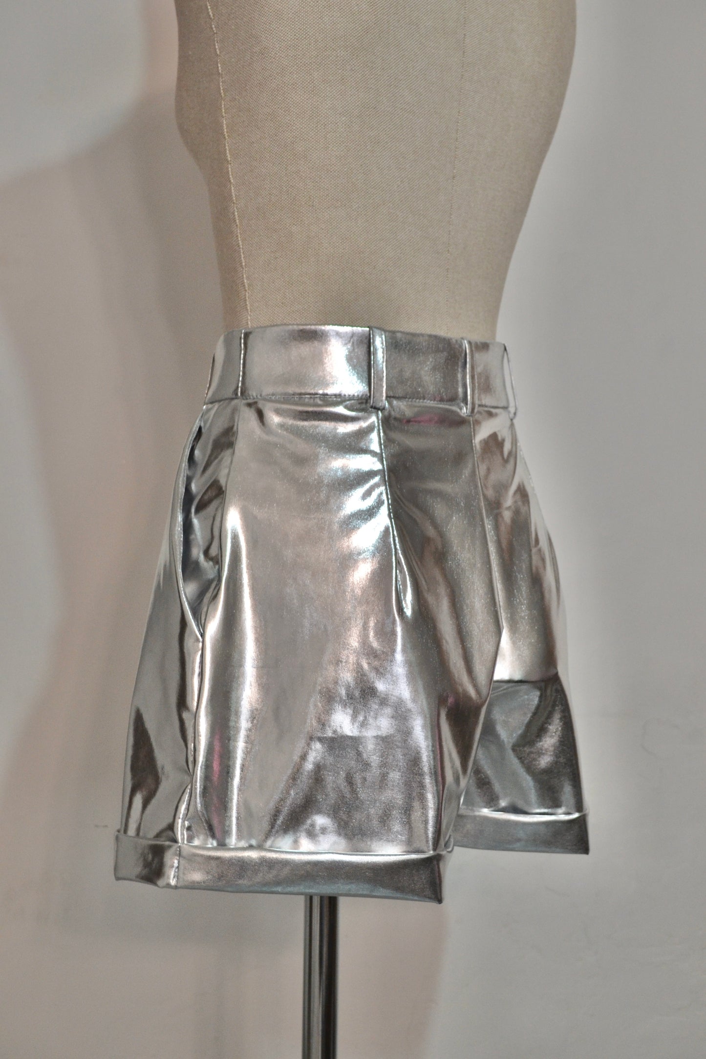 SHORT PLATEADO