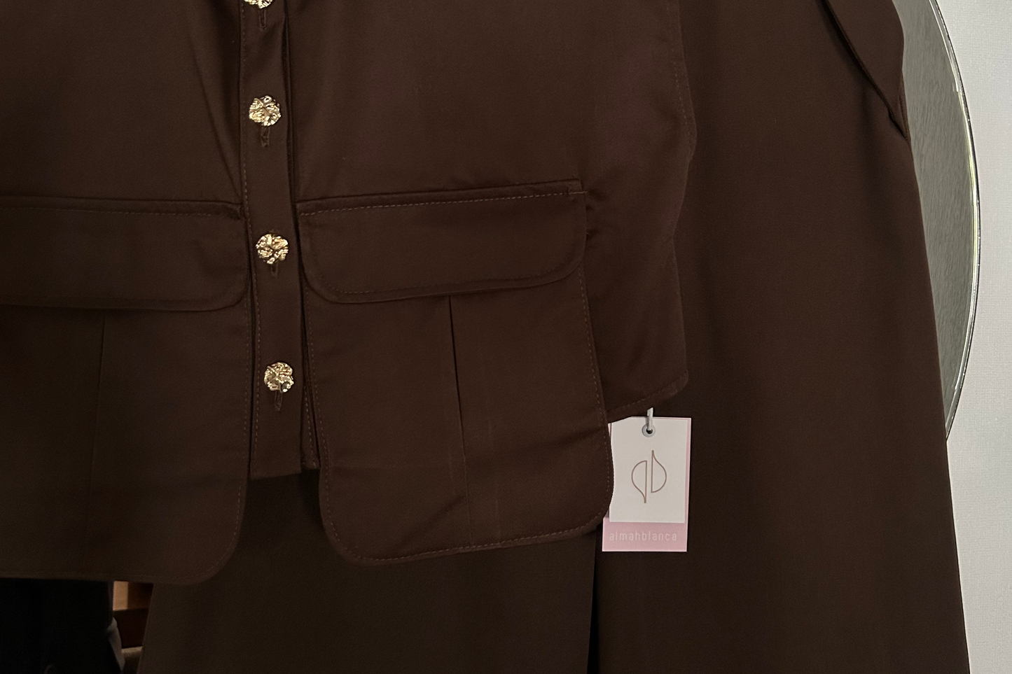 CAMISA CROPPED CON BOTONES METÁLICOS